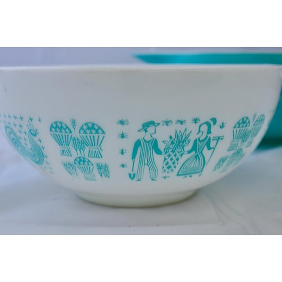 Vintage Pyrex Amish Butterprint Cinderella Bowl Set: Turquoise & White - Picture 9 of 10